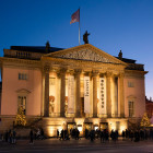 Aussenansicht der Staatsoper Unter den Linden im Abendlicht   