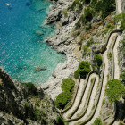 10: Blick auf die Steilküste und die Via Krupp auf Capri   