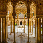 Blick in den Hof der Löwen in der Alhambra in Granada