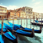 10: Gondeln auf dem Canale Grande in Venedig  