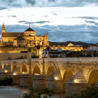 Blick auf Brücke und Kathedrale/Moschee in Cordoba im Abendlicht