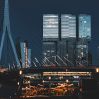 Brücke und Hochhäuser in Rotterdam bei Nacht