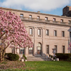 Fassade der Frick Collection im Frühling 