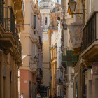 Eine schmale Gasse in der Altstadt von Cadiz