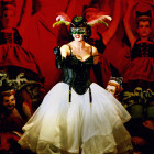 12 Dresden, Semperoper, Szene aus "Die Fledermaus": 