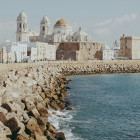 Blick vom Wasser auf Altstadt und Kathedrale in Cadiz