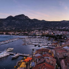 13: Bucht mit Hafen von Ajaccio, Korsika, im Abendlicht     