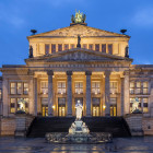 Blick auf das beleuchtete Konzerthaus Berlin   