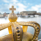 Stadtansicht mit Kronenverzierung auf Brücke in Stockholm   