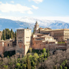 Blick auf Granada mit schneebedeckten Bergen im Winter