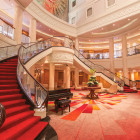 Blick in den Atrium der Queen Mary 2 