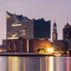 Blick auf die Elbphilharmonie am Abend  