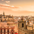Blick auf die Altstadt von Sevilla mit Dom im Hintergrund