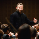 Der Dirigent Kirill Petrenko mit Orchester