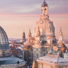 Blick über die Dächer von Dresden mit der Frauenkirche 