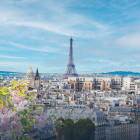 Paris mit Eiffelturm im Frühling  
