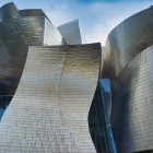 Nahaufnahme der Fassade des Guggenheim Museums in Bilbao vom Architekten Frank O. Gehry