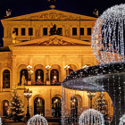 Blick auf die weihnachtlich geschmückte Alte Oper Frankfurt