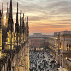 Blick vom Mailänder Dom auf den Domplatz mit Passanten