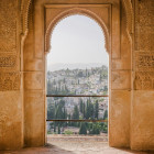Blick aus einem Tor der Alhambra auf Granada     