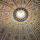 Blick in die Kuppel des Petersdoms in Rom