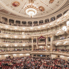 Blick in den Zuschauerraum mit Publikum in der Semperoper Dresden