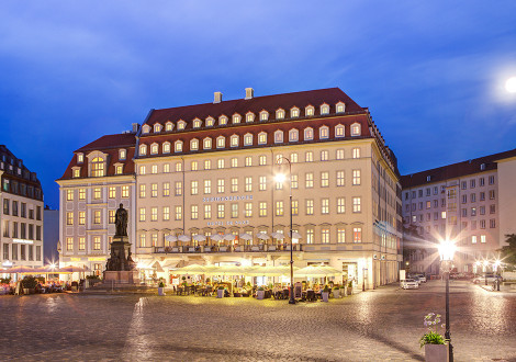 Blick auf die Fassade des Steigenberger De Saxe mit Abendbeleuchtung