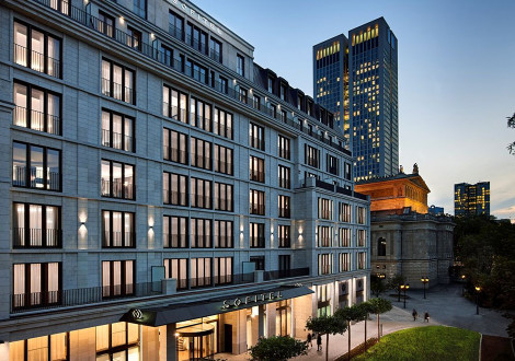 Blick auf Fassade und Alte Oper mit Abendbeleuchtung
