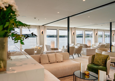 Bar- und Loungebereich mit Blick auf den Fluss