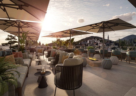 Rooftopbar mit Sitzgelegenheiten
