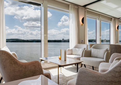 Bar- und Loungebereich am Fenster mit Blick auf den Fluss