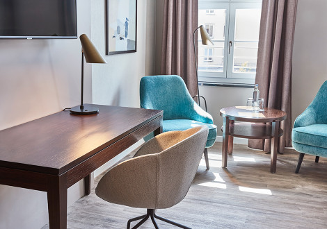 Superior Zimmer, Detail mit Sitzgruppe und Schreibtisch