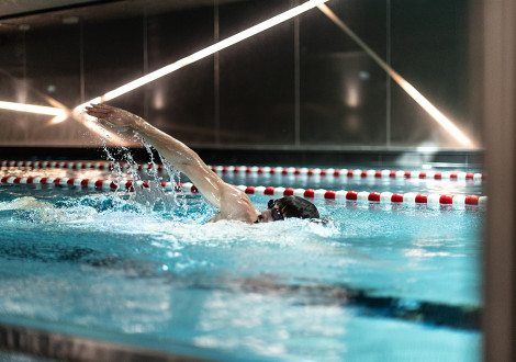 Schwimmbecken mit Bahnen