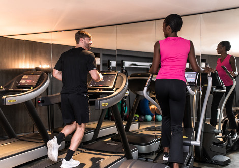 Fitnessbereich mit Geräten
