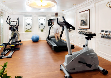Fitnessbereich mit Geräten auf der SeaCloud II