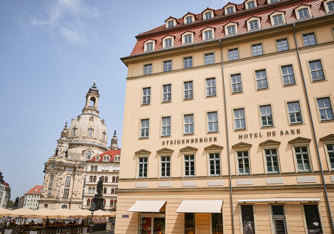 Blick auf Fassade und Frauenkirche