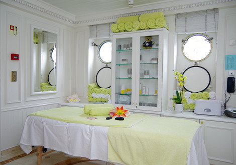 SPA-Bereich mit Massageliege auf der SeaCloud II