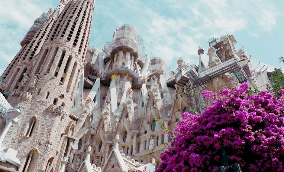 01: Blick auf die Fassade der Sagrada Familia in Barcelona    