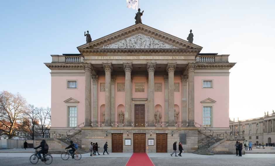Staatsoper Berlin Blick auf die Staatsoper Unter den Linden im Winter
