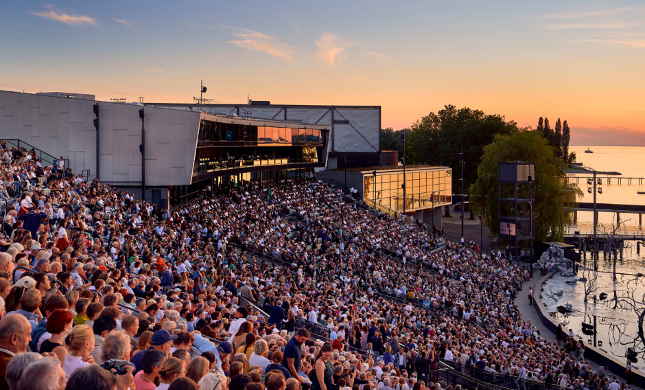 Bregenzer Festspiele 01: Publikum mit Abenddämmerung bei den Bregenzer Festspielen