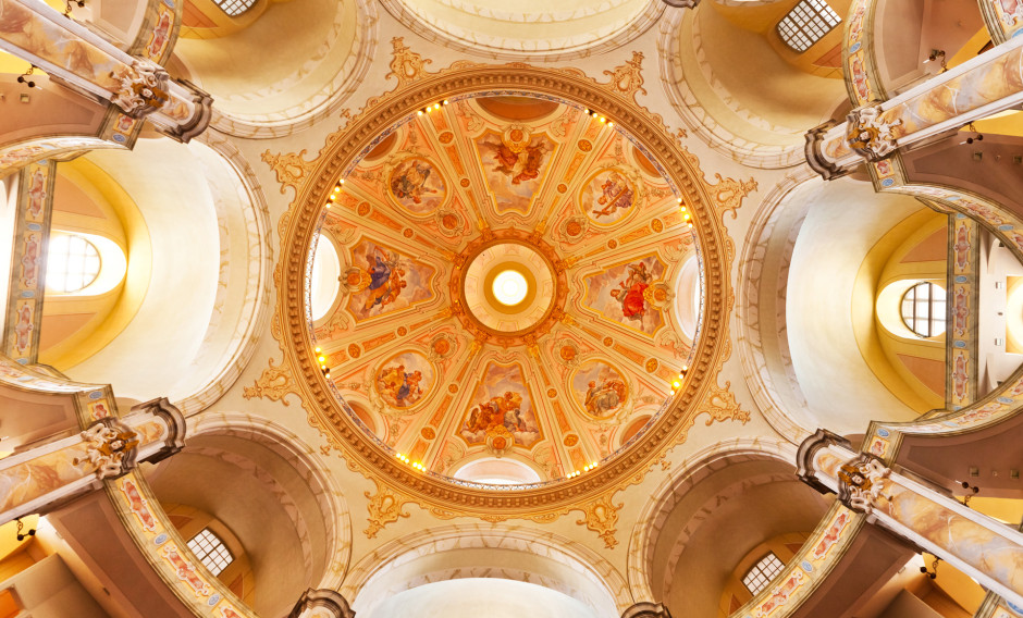 Blick in die Kuppel der Frauenkirche in Dresden    