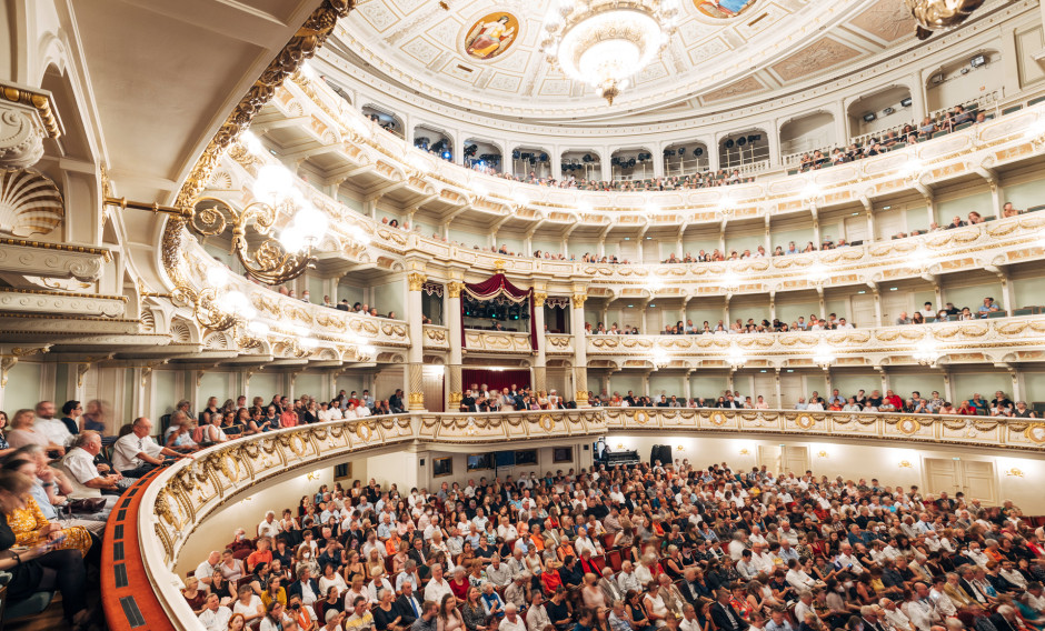 Semperoper Dresden Zuschauerraum mit Publikum in der Semperoper Dresden
