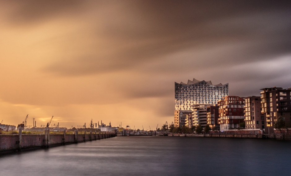 Hamburg HafenCity und Elbphilharmonie im Abendlicht