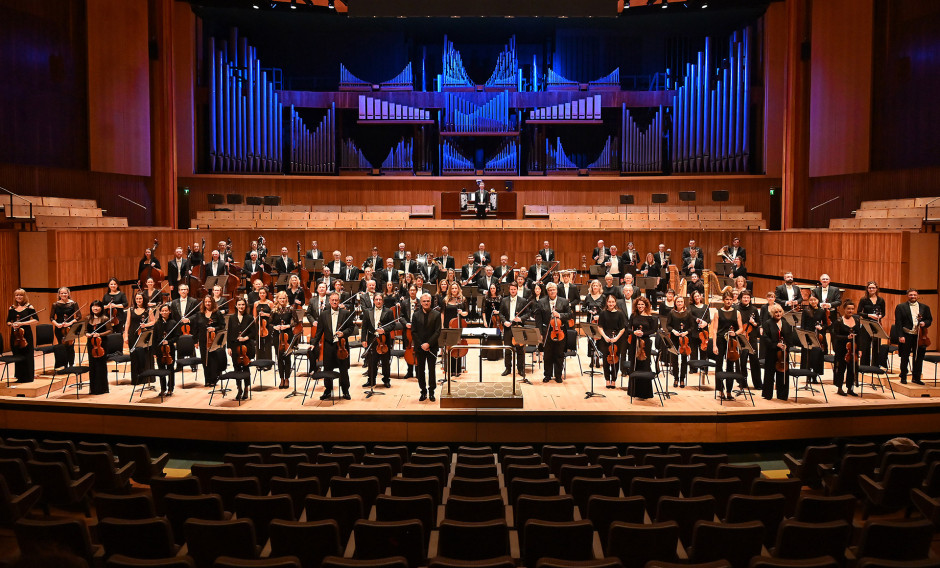 Gruppenbild des London Philharmonic Orchestra mit dem Dirigenten Edward Gardner   