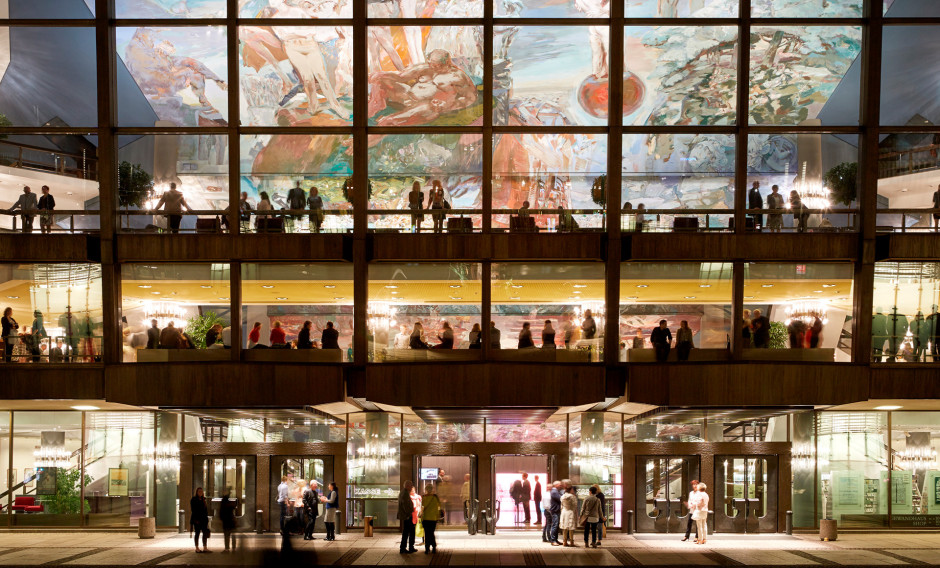 Blick auf die gläserne Fassade mit Publikum des Gewandhauses Leipzig