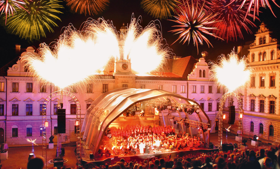 Abendveranstaltung der Regensburger Schlossfestspiele mit Feuerwerk