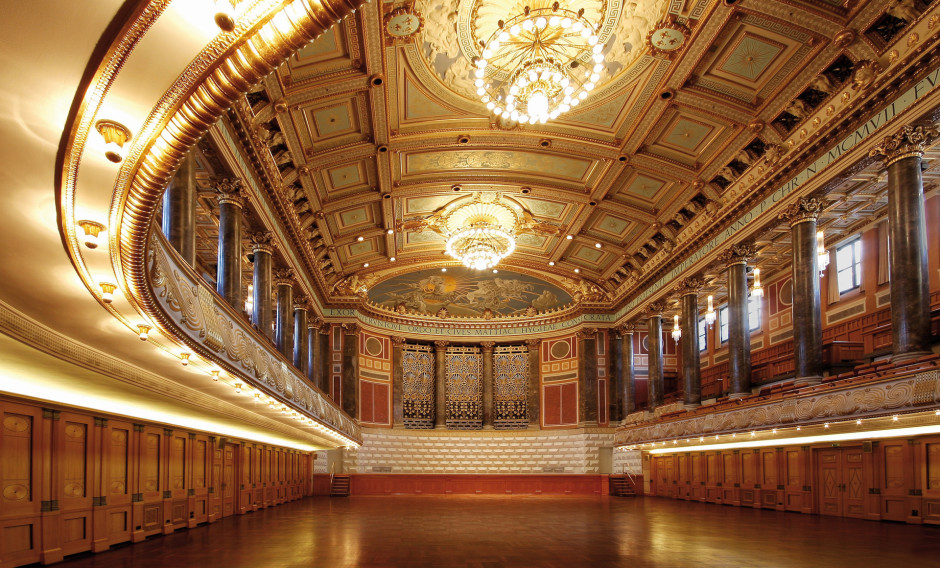 Zuschauerraum und Bühne des historischen Thiersch-Saals im Kurhaus Wiesbaden