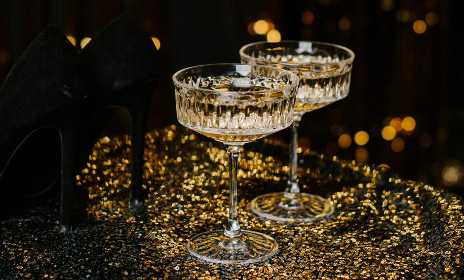Champagnergläser in Silvesterdekoration    