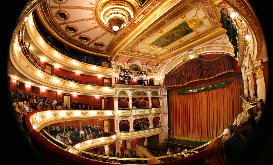 Zuschauerraum und Bühne des Opernhauses Breslau, fotografiert mit Fischaugenobjektiv