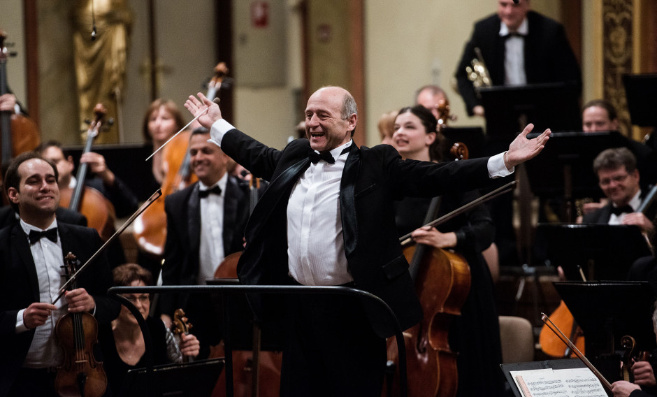 Der Dirigent Ivan Fisher mit dem Budapest Festival Orchestra beim Applaus